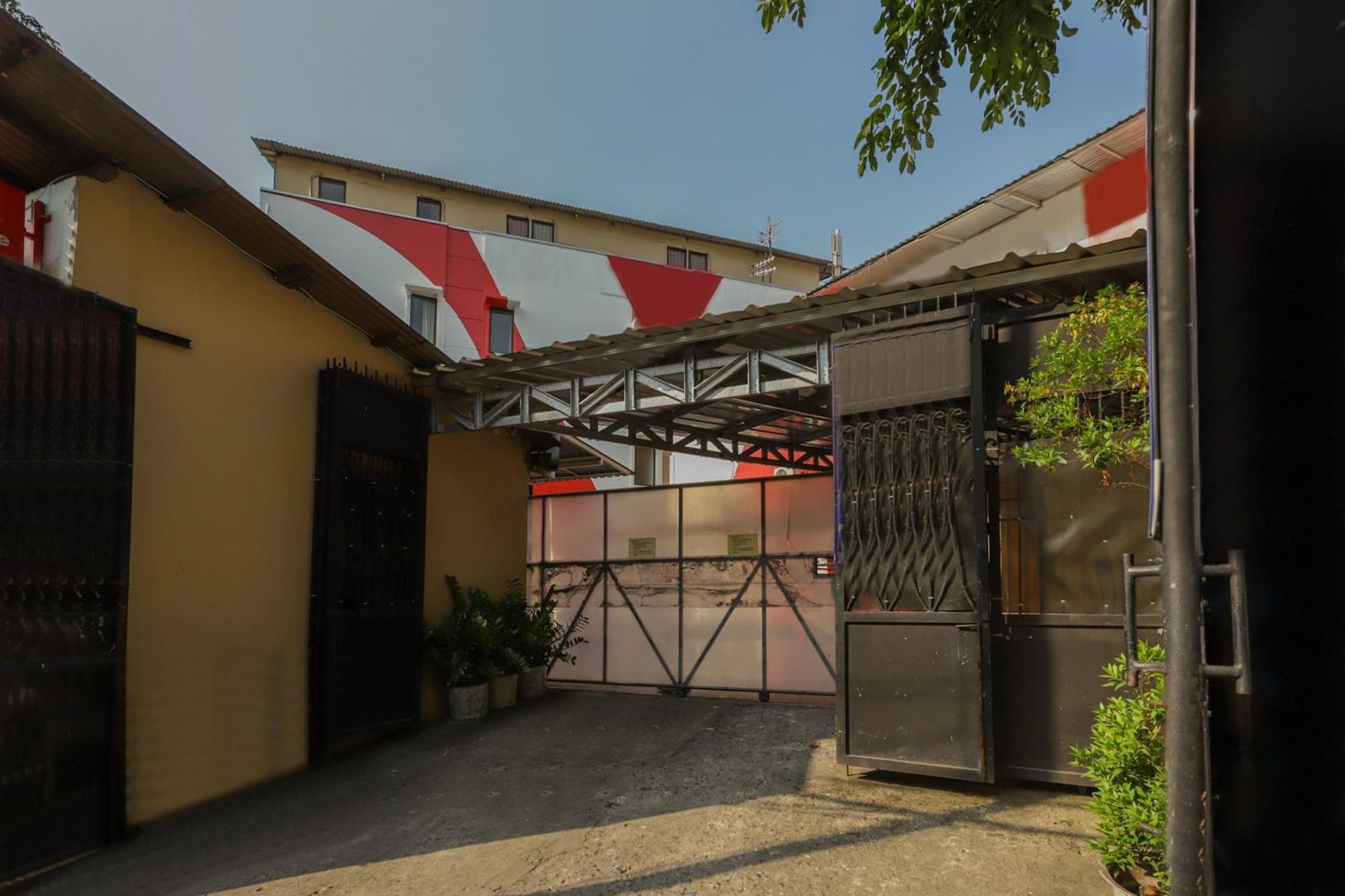 Super Oyo 866 Idola Residence Джакарта Екстер'єр фото